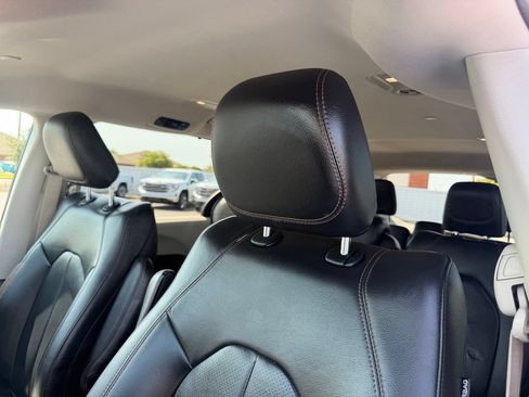 Used 2018 Chrysler Pacifica Touring-L w/ Tire & Wheel Group FWD image 28