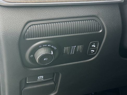 Certified 2025 Jeep Grand Wagoneer 4WD image 17