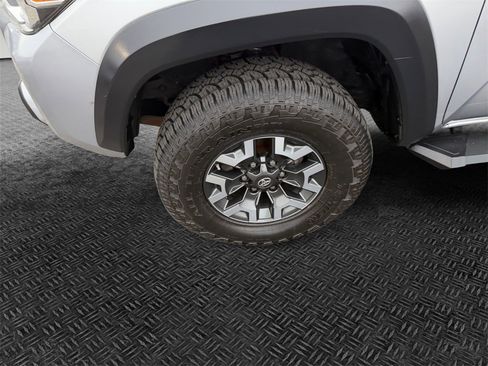 Used 2017 Toyota Tacoma TRD Off-Road image 11