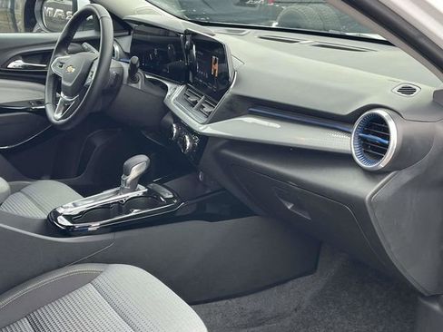 Used 2025 Chevrolet Trax LT w/ LT Convenience Package image 23