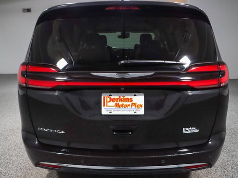 Used 2023 Chrysler Pacifica Touring-L FWD image 8
