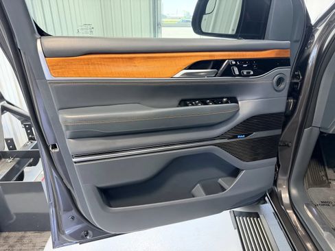 Used 2022 Jeep Grand Wagoneer Series II w/ Convenience Group III AWD/4WD image 9