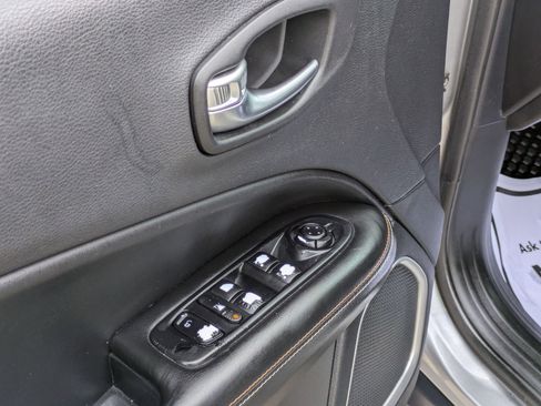 Used 2020 Jeep Compass Latitude image 11