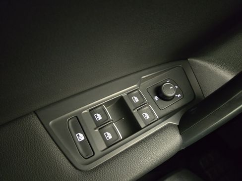 Used 2021 Volkswagen Tiguan SEL AWD/4WD image 32