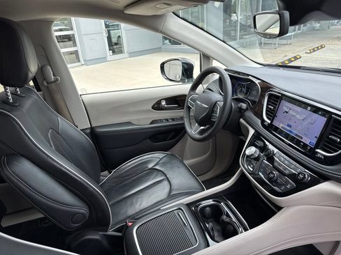 Used 2023 Chrysler Pacifica Limited AWD/4WD image 42