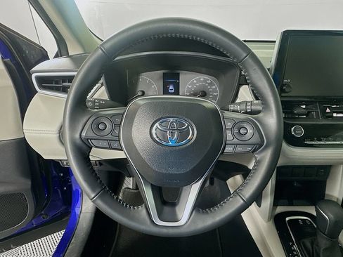 Used 2025 Toyota Corolla Cross LE FWD image 11