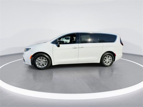 New 2026 Chrysler Pacifica Select image 4