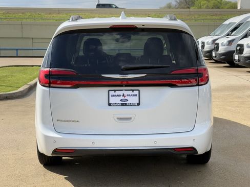 Used 2022 Chrysler Pacifica Touring-L w/ Uconnect Theater Family Group image 7