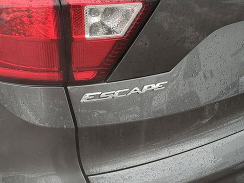 Used 2019 Ford Escape SEL image 16