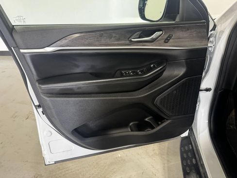 Used 2024 Jeep Grand Cherokee Limited w/ Luxury Tech Group II AWD/4WD image 17