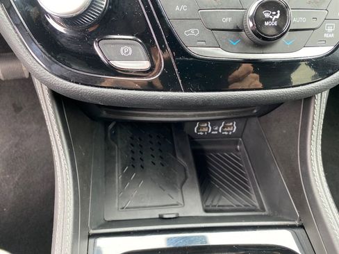 Used 2025 Chrysler Pacifica Limited image 37