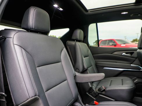 Used 2024 Chevrolet Traverse LT FWD image 11