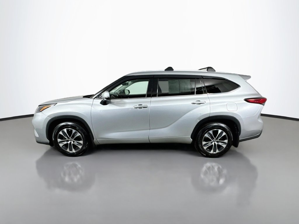 Used 2022 Toyota Highlander XLE AWD/4WD image 5