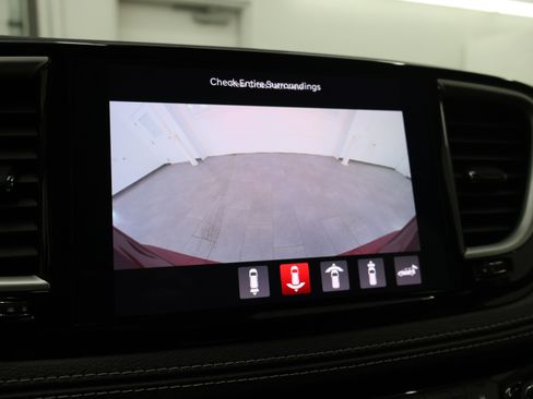 Used 2023 Chrysler Pacifica Touring-L AWD/4WD image 18