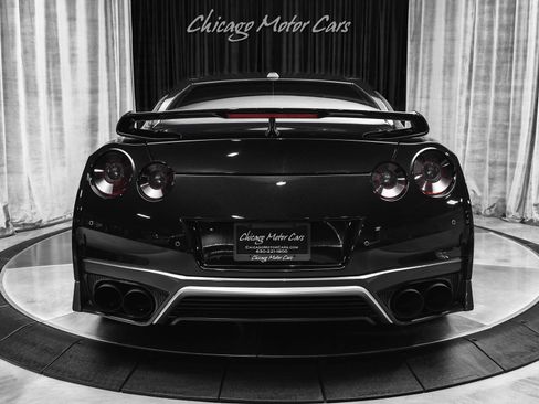 Used 2017 Nissan GT-R Premium w/ Premium Interior Package AWD/4WD image 4