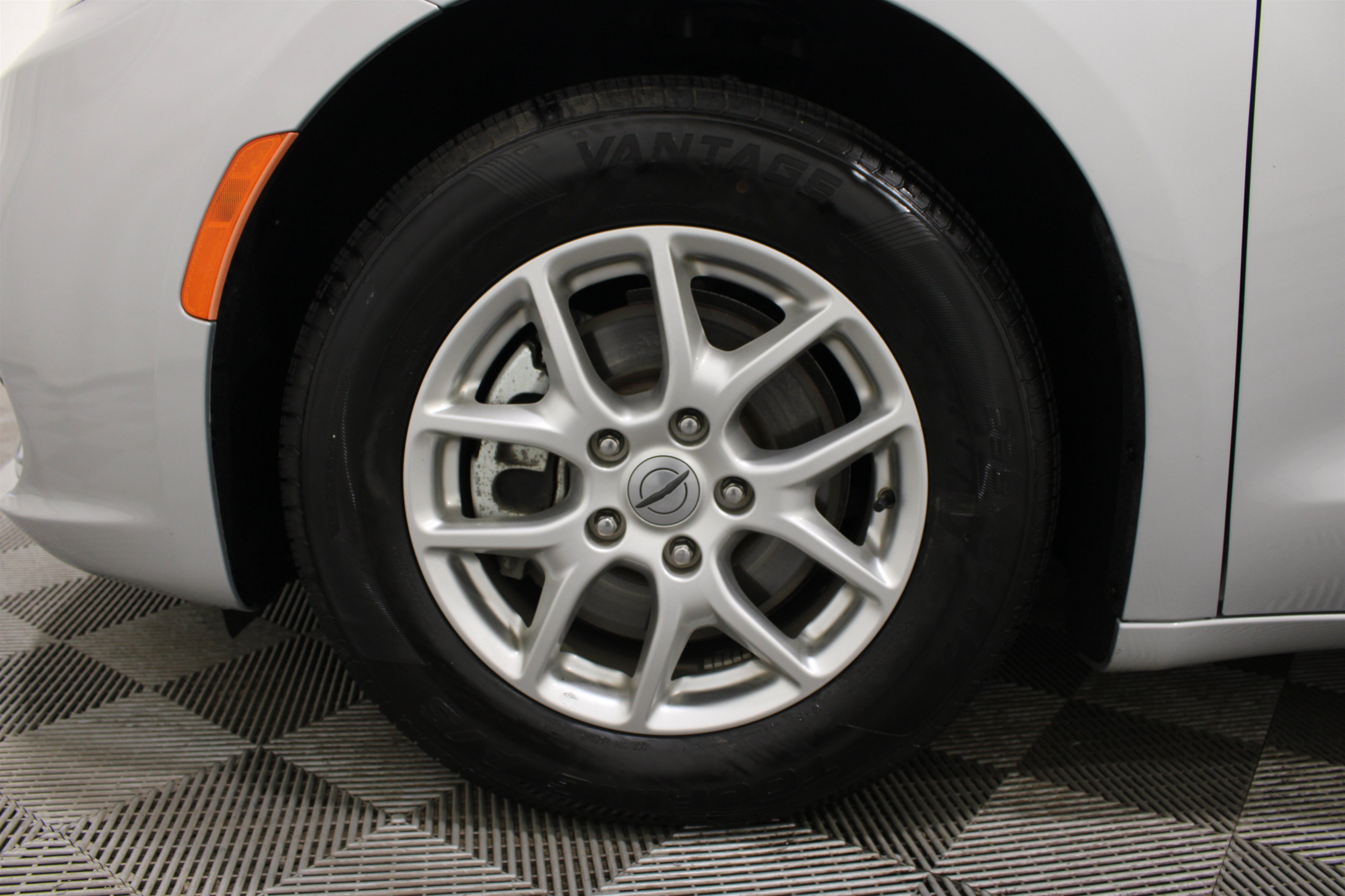 Used 2023 Chrysler Pacifica Touring-L FWD image 37
