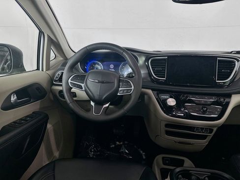Used 2023 Chrysler Pacifica Touring-L image 29