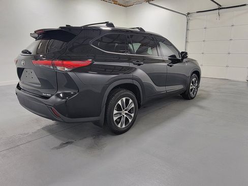 Used 2021 Toyota Highlander XLE image 8