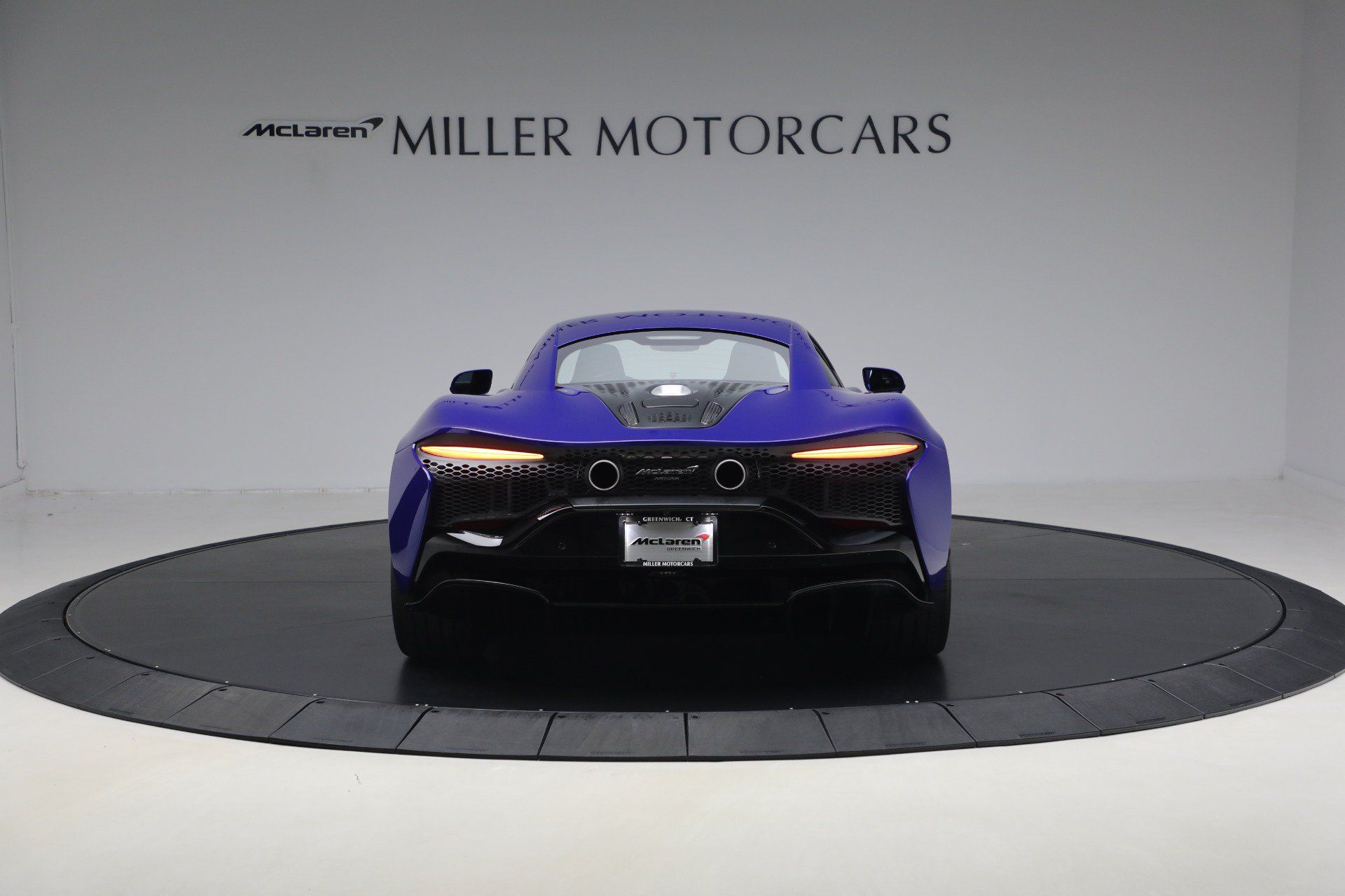 Used 2024 McLaren Artura RWD image 6