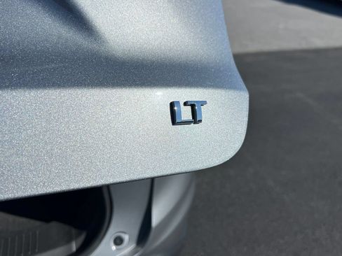 Used 2025 Chevrolet Trax LT FWD image 16