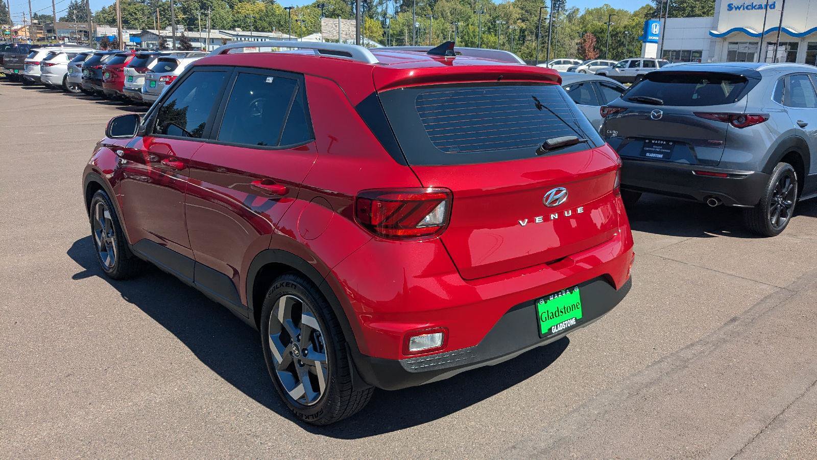 Used 2022 Hyundai Venue SEL FWD image 4