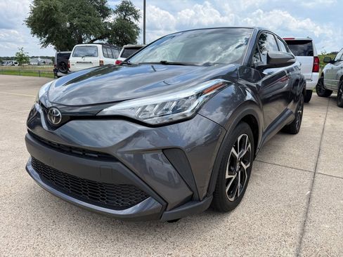 Used 2021 Toyota C-HR XLE FWD image 3