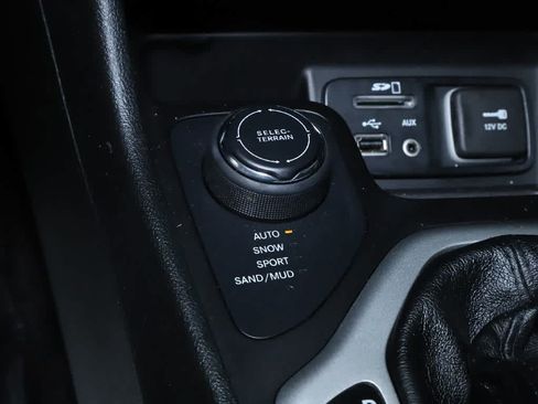 Used 2018 Jeep Cherokee Overland w/ Technology Group AWD/4WD image 30