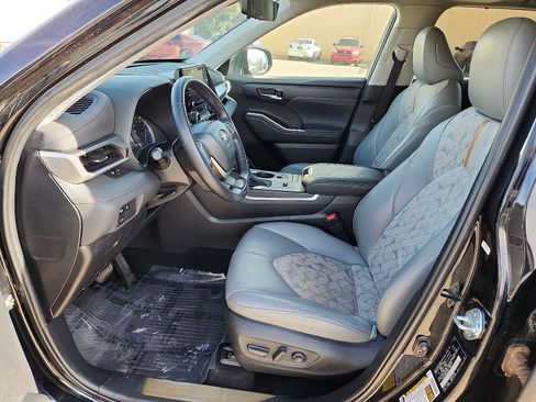 Used 2022 Toyota Highlander Bronze Edition image 11