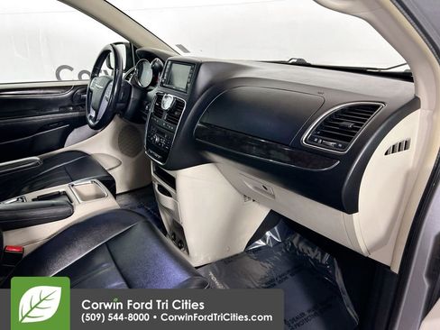 Used 2016 Chrysler Town & Country Touring w/ Driver Convenience Group image 30