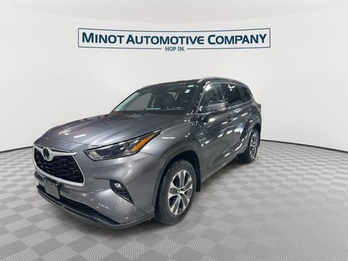 Used 2022 Toyota Highlander XLE AWD/4WD image 4