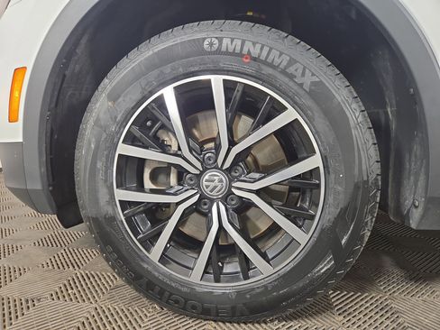 Used 2021 Volkswagen Tiguan SE image 32