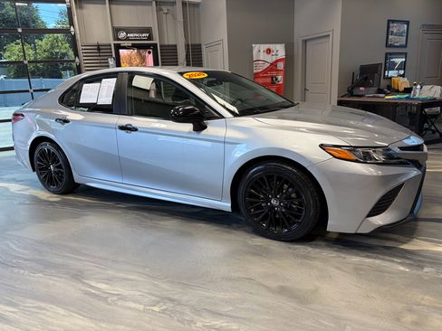Used 2020 Toyota Camry SE FWD image 23