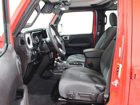 Used 2025 Jeep Wrangler Unlimited Sahara AWD/4WD image 3