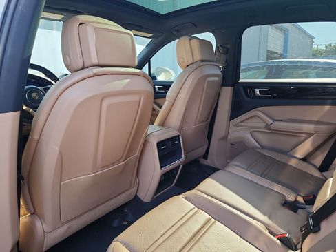 Used 2020 Porsche Cayenne AWD/4WD image 11