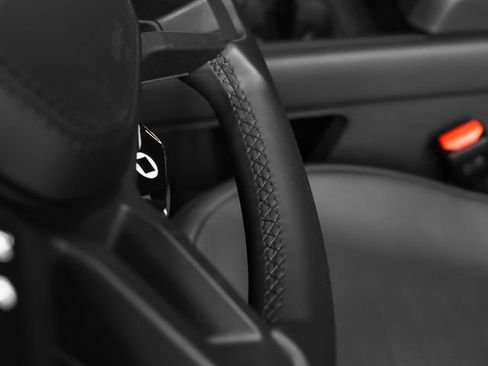 Used 2025 Land Rover Defender 110 image 35