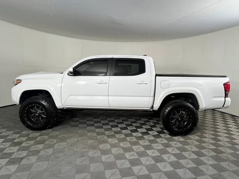 Used 2018 Toyota Tacoma TRD Sport image 9