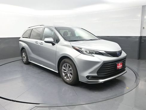 Certified 2025 Toyota Sienna XLE FWD image 10