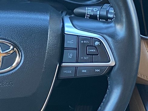 Used 2023 Toyota Highlander Platinum image 19