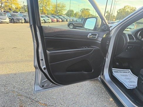 Used 2019 Jeep Grand Cherokee Laredo image 10