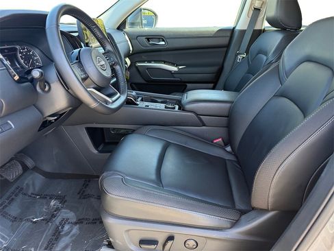 Certified 2025 Nissan Pathfinder SL image 9