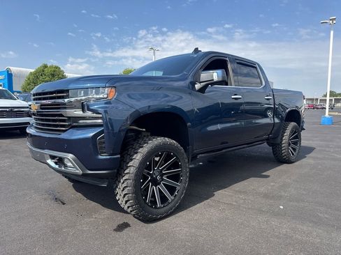 Used 2019 Chevrolet Silverado 1500 High Country w/ Technology Package AWD/4WD image 2