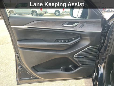 Used 2022 Jeep Grand Cherokee Overland w/ Advanced Protech Group III image 13