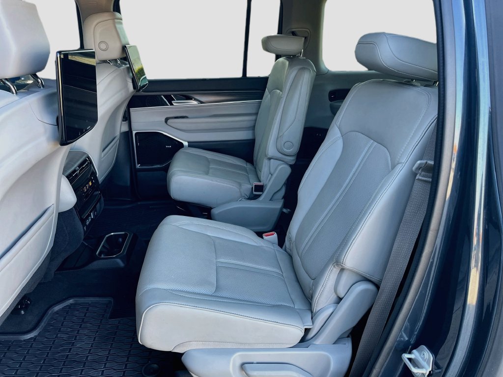 Used 2024 Jeep Wagoneer L Series III w/ Premium Group I AWD/4WD image 26