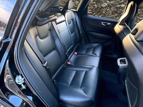Used 2019 Volvo XC60 T5 Momentum w/ Multimedia Package image 24