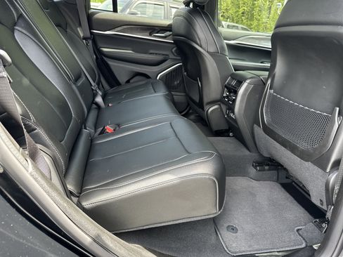 Used 2024 Jeep Grand Cherokee Limited w/ Black Appearance Package AWD/4WD image 18