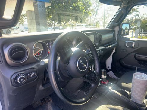 Used 2018 Jeep Wrangler Unlimited Sport S image 2