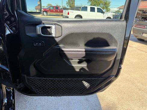 Used 2018 Jeep Wrangler Unlimited Sport S image 25