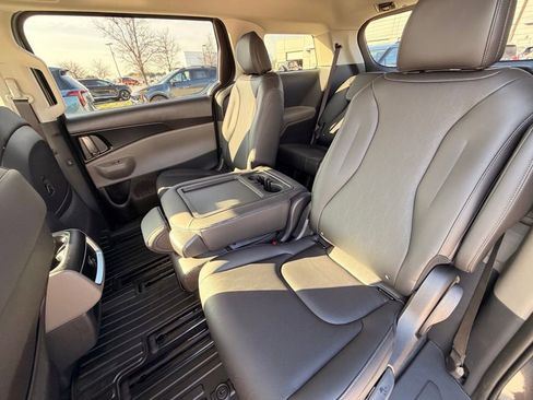 New 2026 Kia Carnival FWD image 25