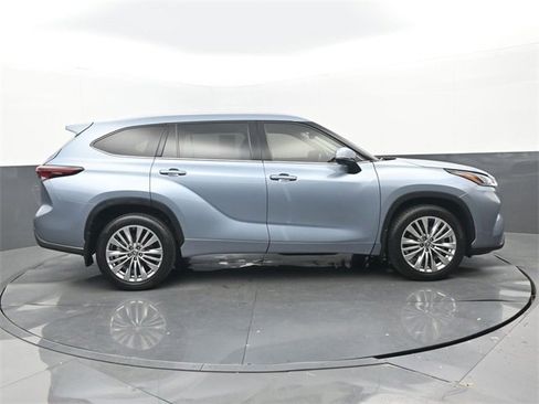 Used 2024 Toyota Highlander Platinum image 2