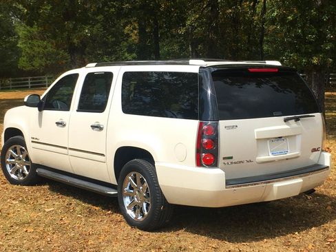 Used 2012 GMC Yukon XL Denali RWD image 4